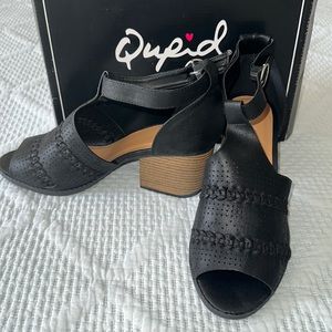 New Qupid black perforated block heel sandals size 10